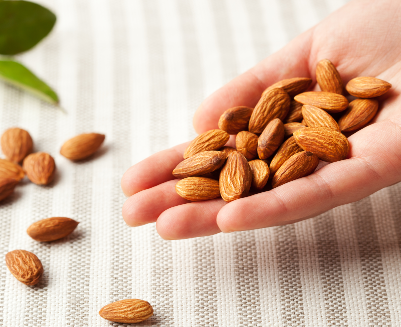 Une nouvelle étude révèle que la consommation d’amandes pourrait avoir un effet positif sur certaines fonctions du microbiote intestinal.